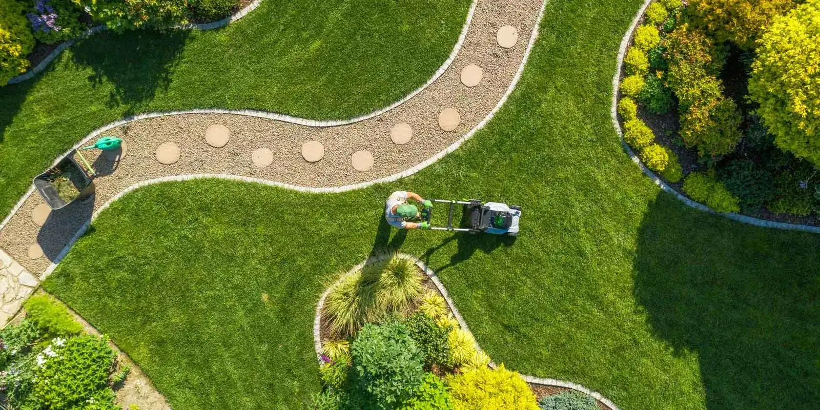 Equipo de Jardinería Chiclana segando el césped
